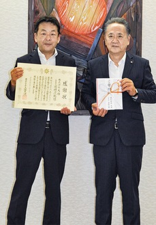 岩崎代表（写真左）と上地市長