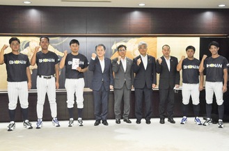 上地市長を前に全国大会での活躍を誓った湘南信金野球部の選手ら