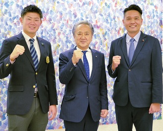 元巨人投手の山本賢寿市議とともに市長を訪問した青山さん（写真左）