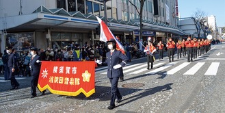 パレードの先陣を切った横須賀市消防団音楽隊
