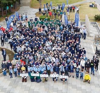 500人の参加者が平成町の海辺つり公園に集合した