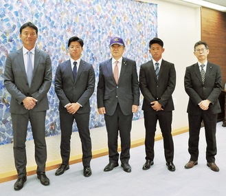 上地市長を表敬訪問した川村監督（＝写真左）ほかチームの面々