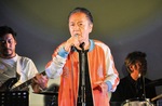 上地市長もロック　出演バンドの熱気に触発された上地克明市長もサプライズで登場。横須賀育ちのミュージシャンが結集したスペシャルバンドをバックにオリジナル曲「Ｒ-16」を熱唱した。