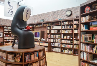 「鈴木敏夫の本棚」と題した空間。８８００冊の書籍が置かれている(C)Toshio Suzuki　(C)2022 Hayao Miyazaki/Toshio Suzuki