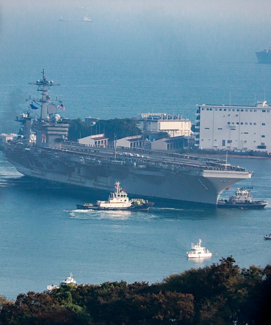 米海軍横須賀基地に入港する「ジョージ・ワシントン」（＝11月22日午前８時40分ごろ）