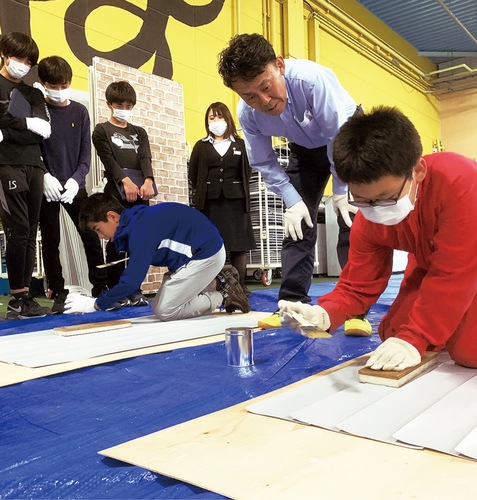 ビニールシートを加工する関東学院中学校の生徒ら