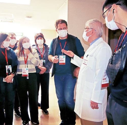 「衣笠ろうけん」を見学する医師団一行