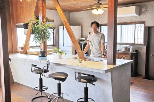 自信作というオープンキッチン。カウンターテーブルも佐野さんが手掛けた