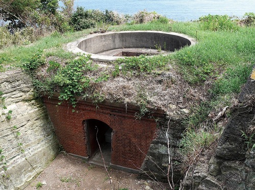 海軍電灯と呼ばれていた「伊勢山崎探照灯」。防衛大学校の走水海上訓練場のとなりにある