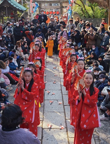 大勢の観客に見守られながら伝統の舞を披露する踊り手の少女ら（＝15日、海南神社）