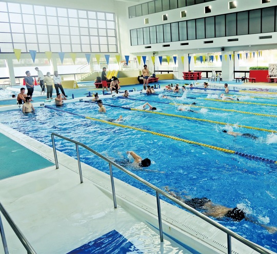 くりはま花の国プールで開かれた市内水泳部の合同練習