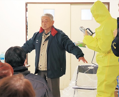 測定器を使用した模擬汚染検査の様子