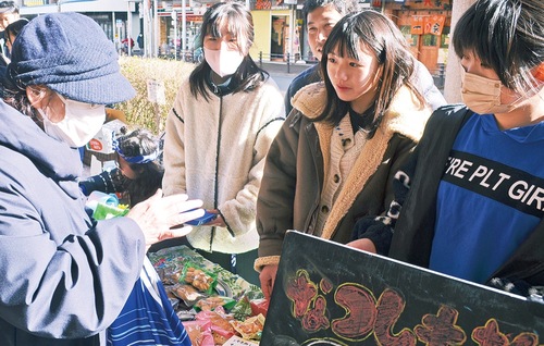 「パティスリー羽田」の製菓を販売する児童ら