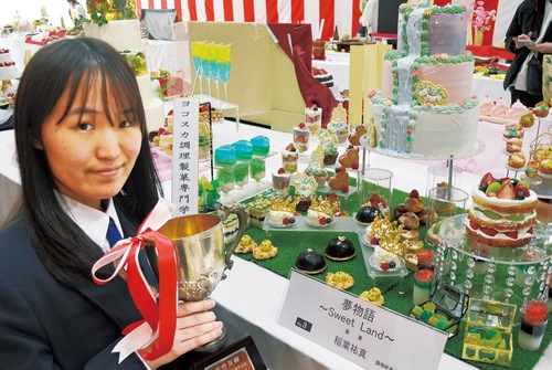 作品を前にトロフィーを手にする稲葉さん