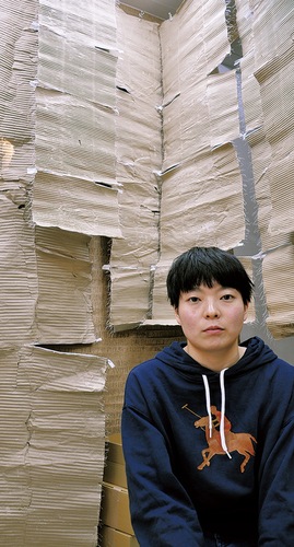 空間を大胆に使って作品を発表している大谷さん