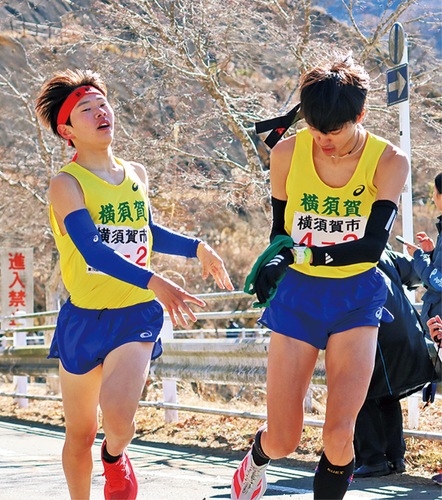 ２区・二本木選手（左）からたすきを受け取る３区・濱口主将