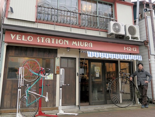 愛用のペニー・ファージングとポーズを取る門脇さん