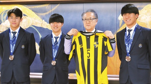 上地市長（右から2番目）を表敬訪問した（右から）佐藤、森安、石井選手