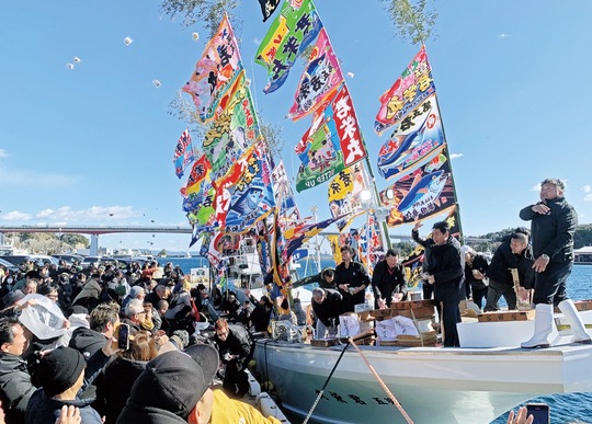 進水式で行われた餅まきの様子（＝８日、三崎港）