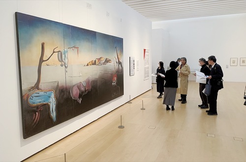 展覧会に先立って行われた内覧会の様子