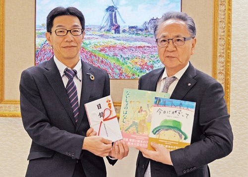 寄付品を持つ上地市長(右)と竹原工場長