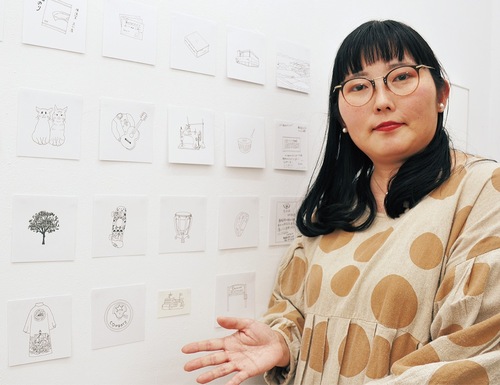 訪れた人の「三浦半島の思い出」を作品化して壁一面に張り出している