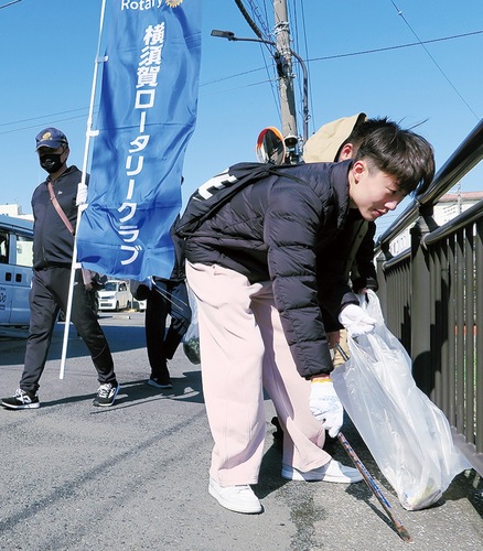取り組みに賛同して参加した三浦学苑の生徒。たばこの吸い殻などを拾い集めた