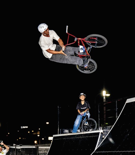 ショーに出演する大和晴彦選手（横須賀市提供）