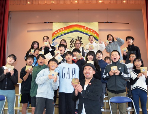 記念品を手にする児童と薬王寺さん（前列右）