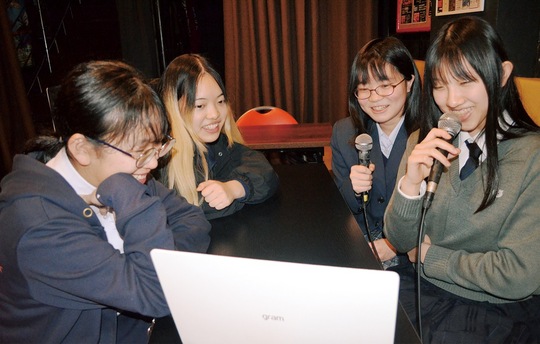 AIで生成された脚本からレコーディングに取り組む生徒ら