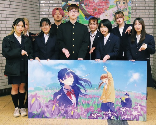 作品を紹介する横須賀高校美術部の生徒ら