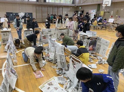 地震後の火災を想定した迷路。身をかがめて移動してもらう狙いで児童が手作りした
