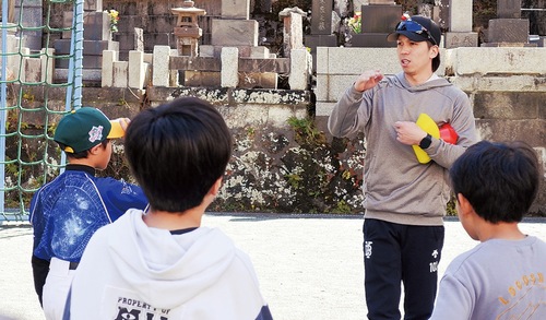 児童に走り方のコツを指導する村川さん