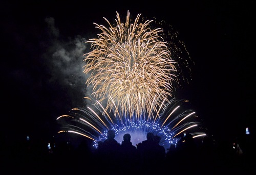同校屋上から花火を見上げる児童ら