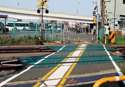 横須賀踏切に設置されたエスコートゾーン