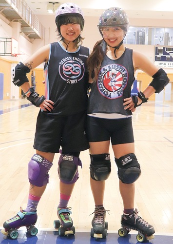 大会に向けて練習を積む松浦さん（左）と鈴木さん