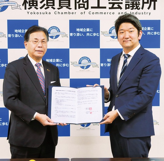 平松廣司会頭（左）とタイミーの石橋孝宣執行役員