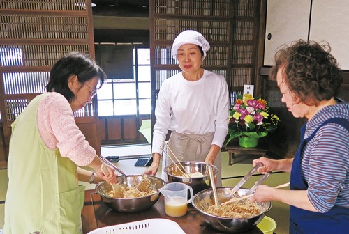 味噌作りワークショップ。建物の所有者の幸保さん（中央）が講師役
