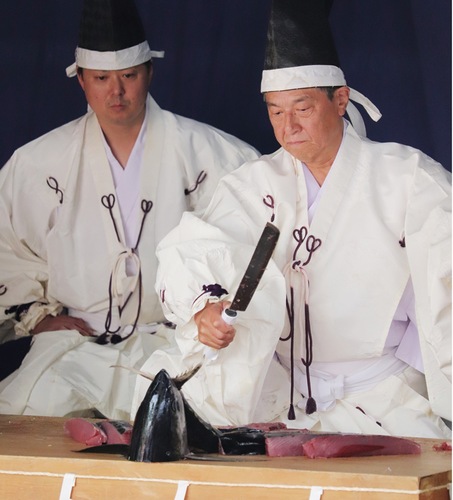 華麗な包丁さばきを見せた阪井さん（右）