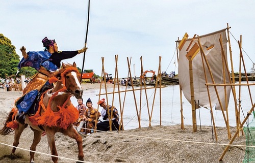 砂浜を疾走し矢を射る笠懸（写真は過去）