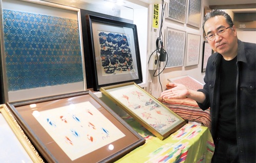 店内に展示された琉球紅型のサンプルと生武さん