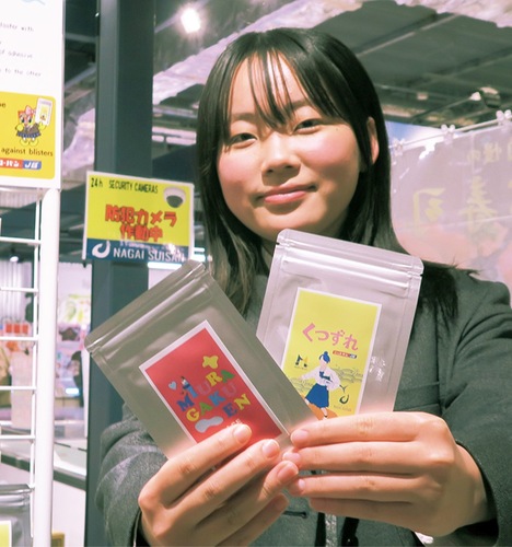 デザインした商品を手にする石川さん