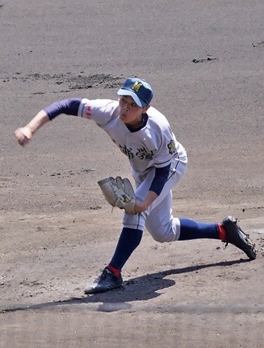 変化球で打者をかわす投球スタイル。甲子園のマウンドで持ち味を披露（＝同校軟式野球部提供）