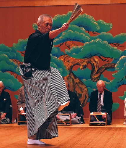 仕舞を披露する森さん（同会提供）