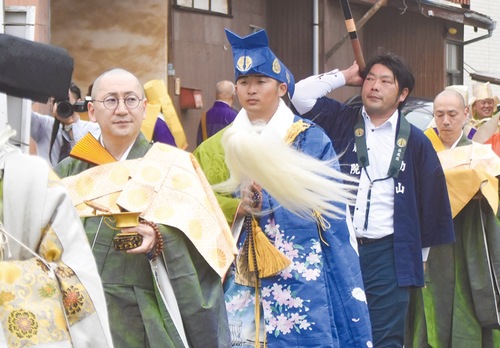 青袈裟をまとい連行列で法蔵院周辺を練り歩いた隆正さん