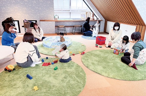 園２階のキッズルームで実施。水曜日はイベントなども