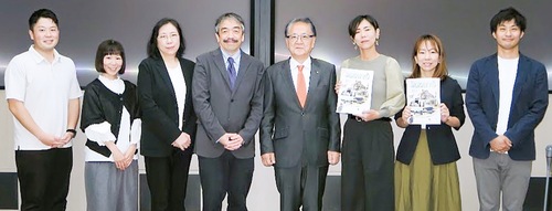 補助金交付が決まった各団体の代表者と上地市長（中央右）