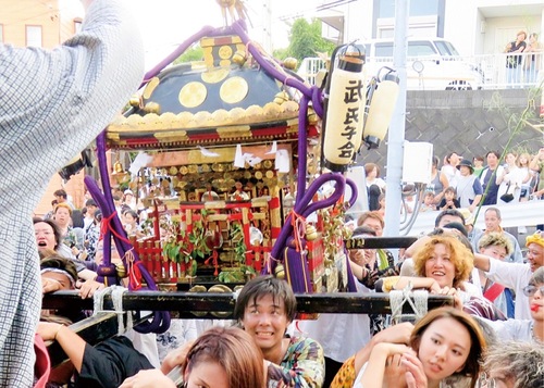 武地域を巡行する神輿