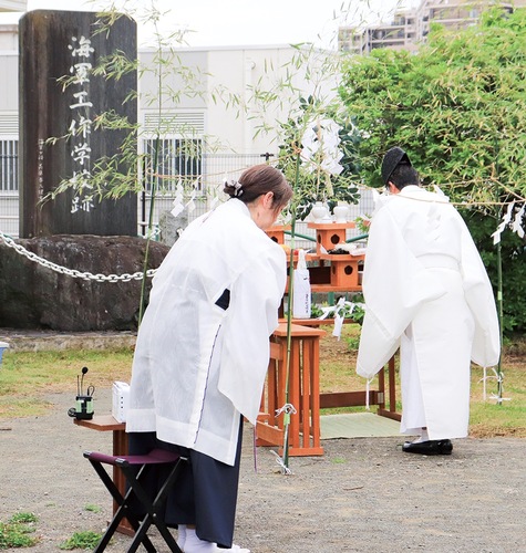 石碑を前に祝詞奏上や玉串拝礼が行われた