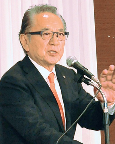 ５００人を集めた市政報告で支援を呼び掛けた上地氏